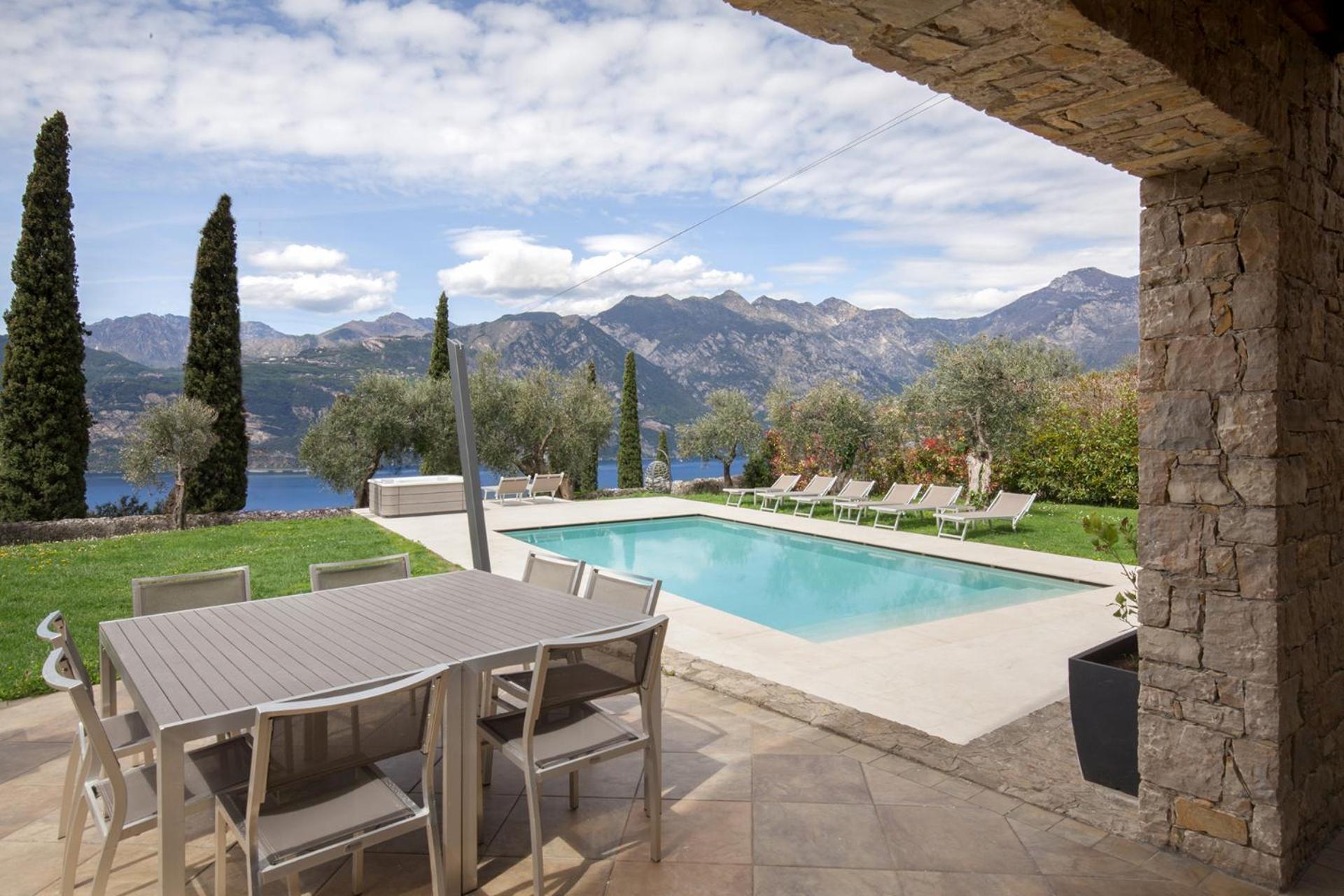 Villa Cipressi - Luxuri Lounge - Malcesine Eksteriør billede
