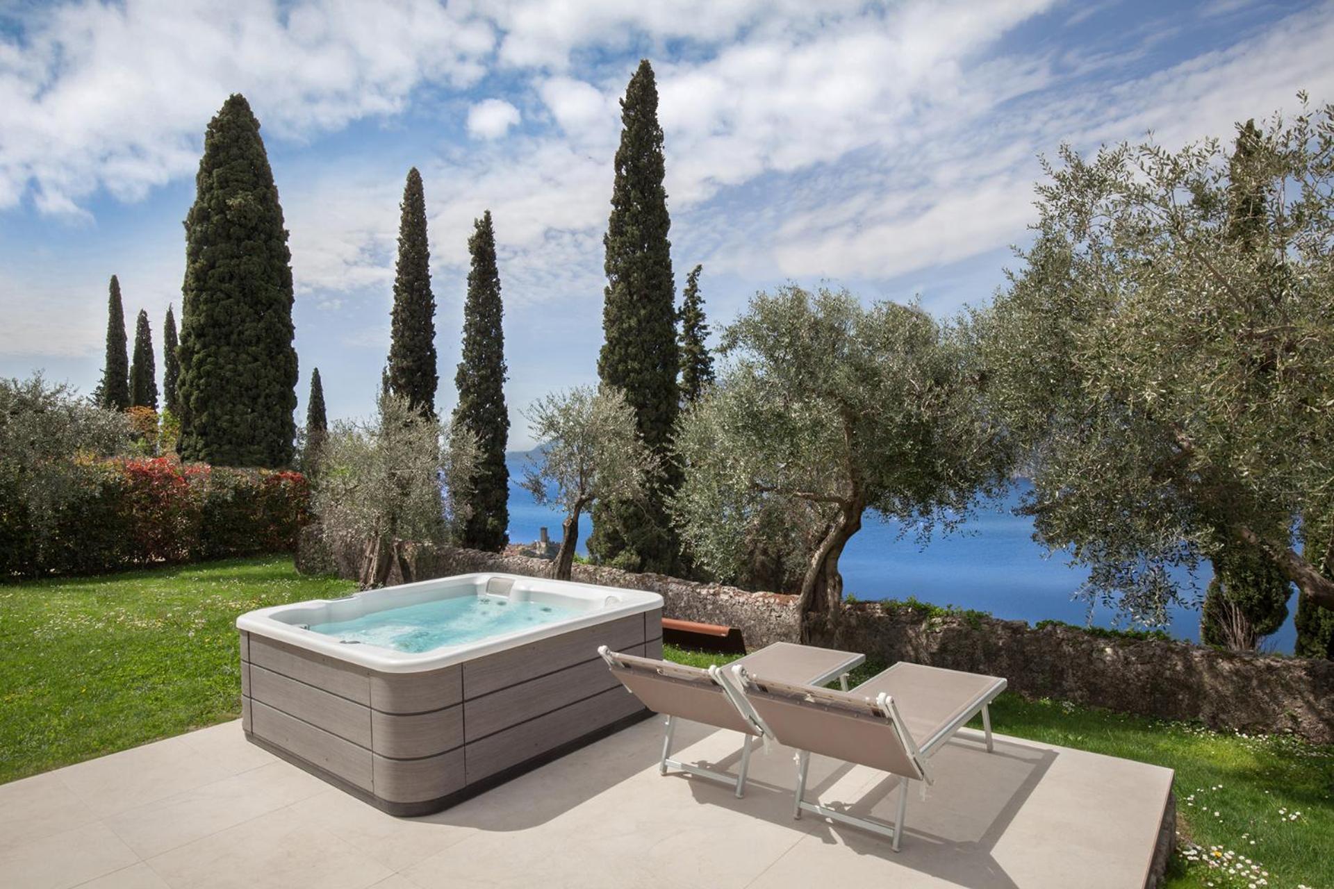 Villa Cipressi - Luxuri Lounge - Malcesine Eksteriør billede