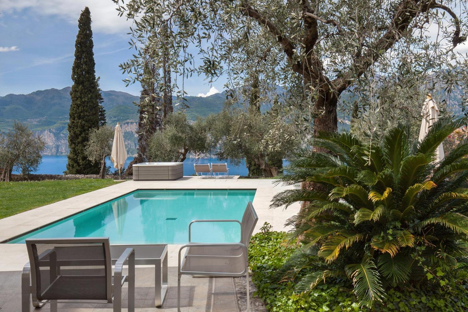 Villa Cipressi - Luxuri Lounge - Malcesine Eksteriør billede